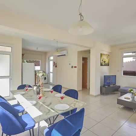 Huebsche Mit 3 Schlafzimmern Und Privatem Pool