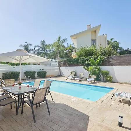 Huebsche Mit 3 Schlafzimmern Und Privatem Pool